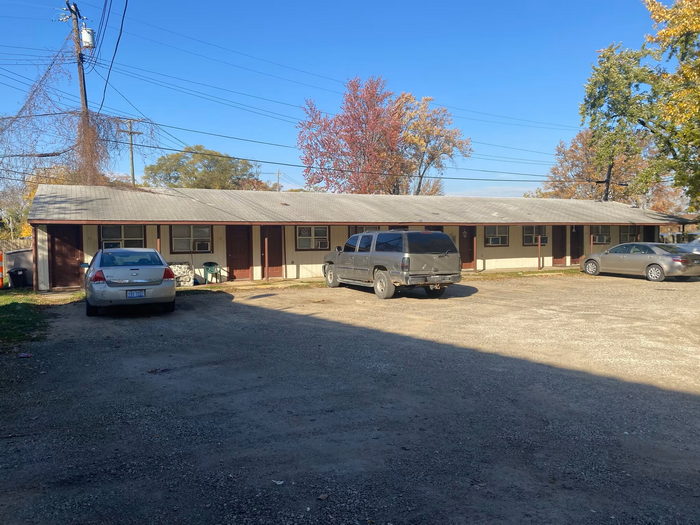 Pontiac Lake Motel - Real Estate Photos (newer photo)